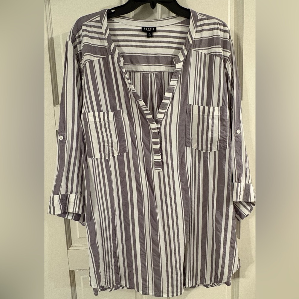 Torrid Women’s Plus Gray and White Striped Harper Shirt Sz 4